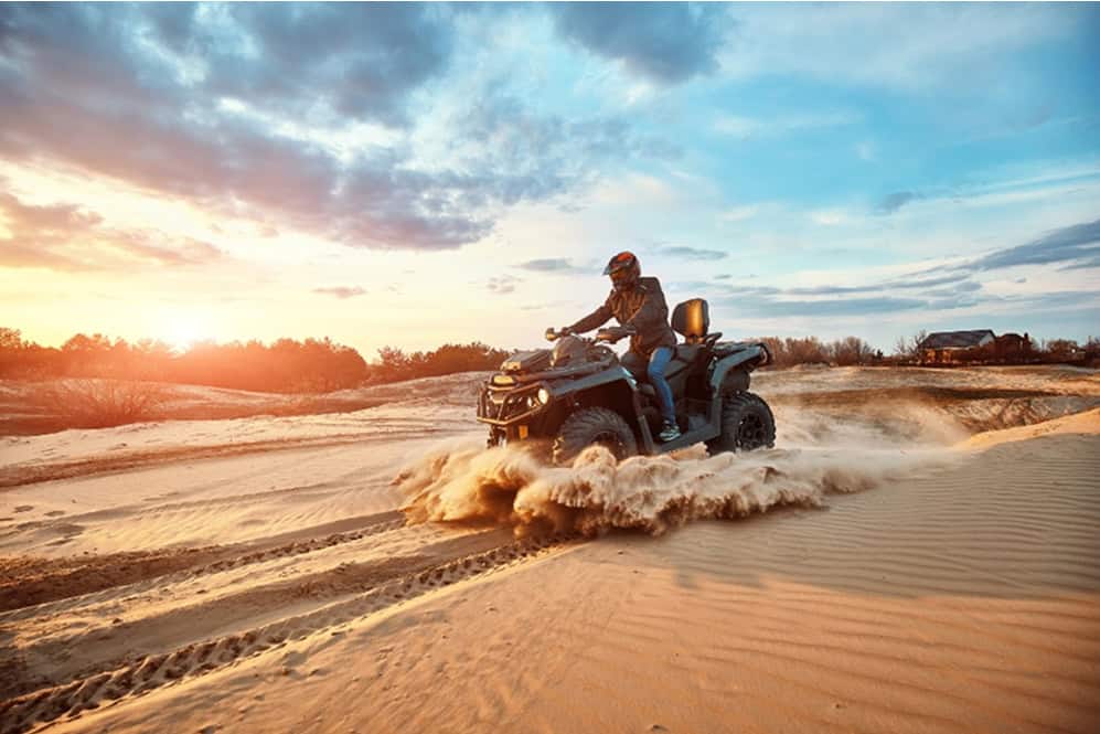 ATV în deșert la apus de soare.